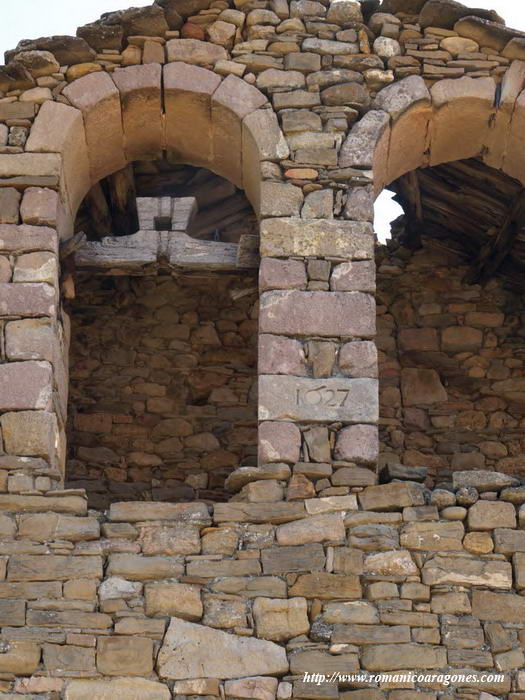 DETALLE DEL CAMPANARIO. FECHA 1627 EN SILLAR DE LA PILASTRA CENTRAL